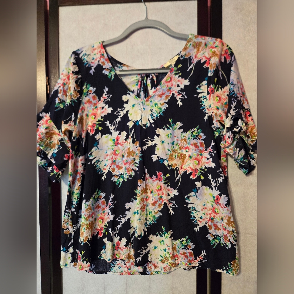 Kori America Size Small Floral V-Neck Short Sleeve Top - Navy Floral